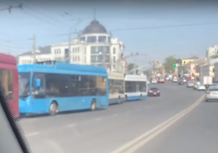 На Зареченском мосту в Туле собралась пробка из троллейбусов