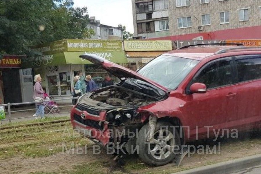 В Туле на улице Металлургов произошло тройное ДТП