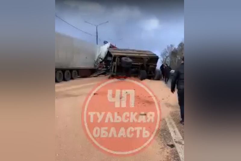 На трассе М-2 в Тульской области фура с песком перевернулась после ДТП