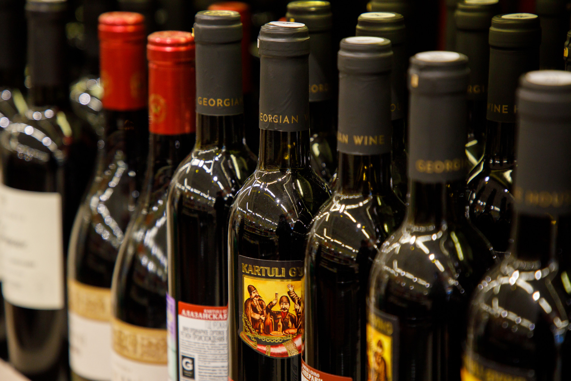 В Госдуме предложили ввести запрет на продажу сладостей в алкомаркетах