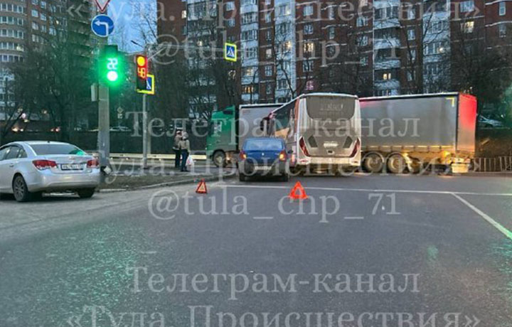 На Калужском шоссе в Туле произошло ДТП с автобусом