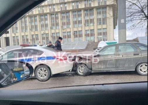 В Туле на улице Советской "ВАЗ - 2112" врезался в патрульный автомобиль