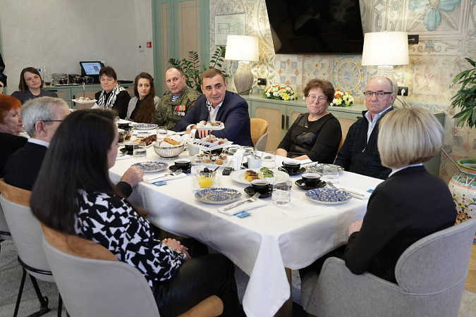 Алексей Дюмин встретился с семьями участников СВО, получивших Почетные письма на Родину