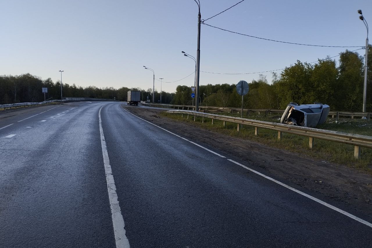 Водитель "ВАЗа" перевернулся на трассе М-2 под Тулой и попал в больницу