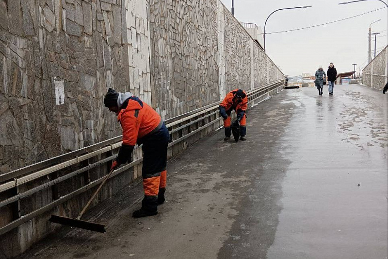 В Туле рабочие убрали от мусора подземные пешеходные переходы