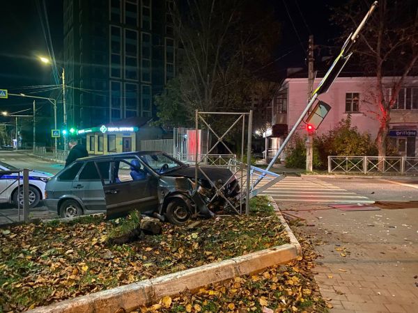 Ночью в Туле автомобилист протаранил светофор
