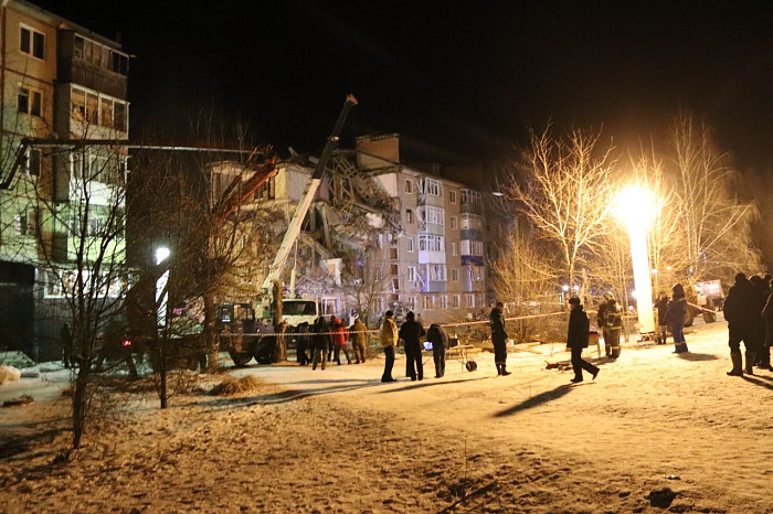 Криминалисты и следователи продолжают работать на месте взрыва газа в доме в Ефремове