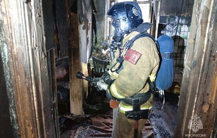 Спасатели эвакуировали двух человек из горящей квартиры в Киреевском районе