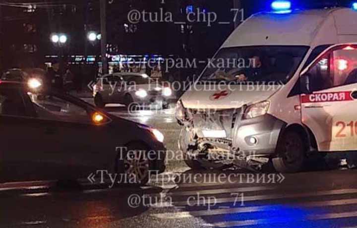 В Туле на видео попал момент ДТП с участием скорой помощи