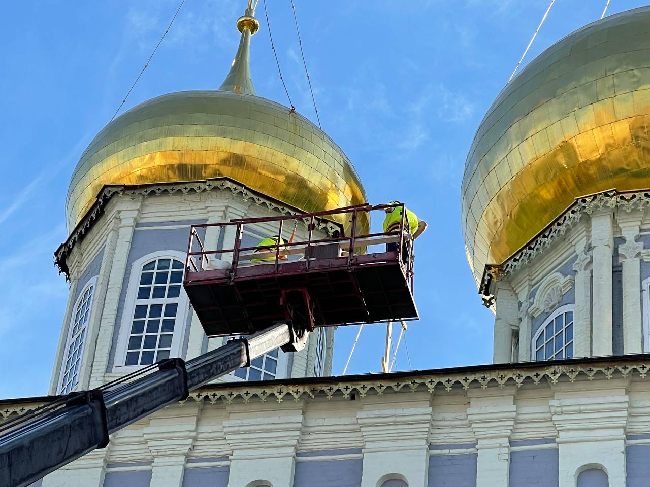 В Успенском соборе Тульского Кремля меняют окна