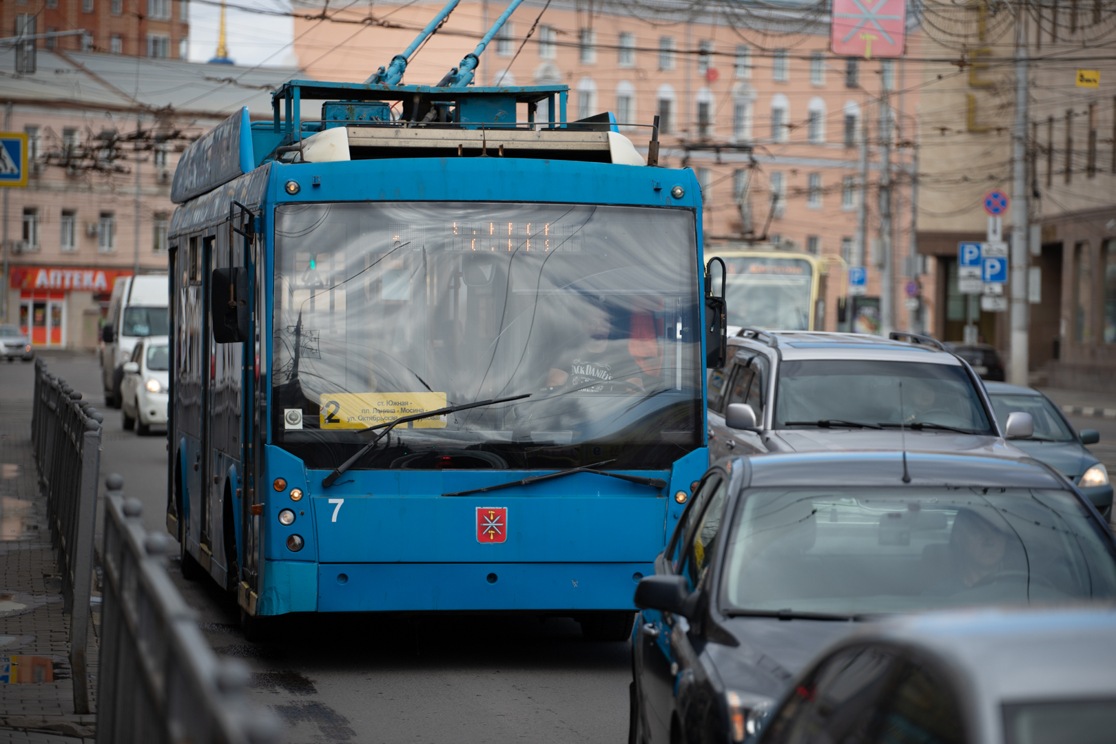 На улице Болдина в Туле образовалась задержка троллейбусов из-за тройного ДТП