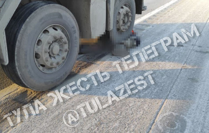 На трассе М-2 «Крым» в Тульской области водитель большегруза насмерть сбил дорожного рабочего