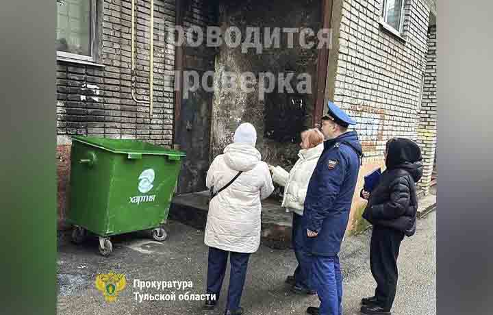 Жильцы дома по улице Дмитрия Ульянова в Туле пожаловались на состояние мусоропровода