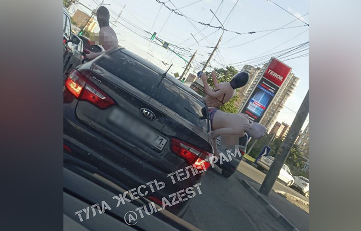 Автомобилиста в компании надувных женщин заметили на улицах Тулы