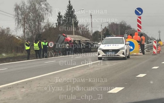На трассе М-2 «Крым» в Тульской области перевернулась фура