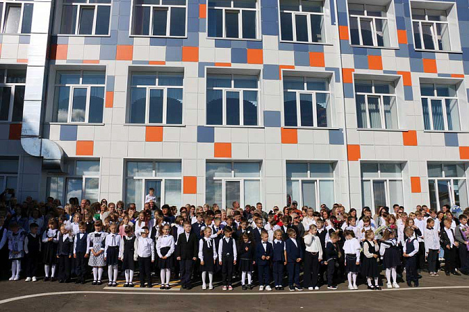 В Новомосковске после капремонта открылось здание школы на 500 мест