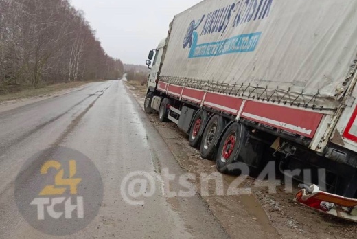 Фура застряла в грязи около поселка Ленинский Тульской области