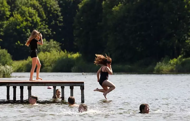 Туляки спасаются от жары на местных пляжах