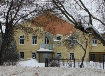 В бывшем здании роддома в Донском Тульской области обрушилась обшивка фасада
