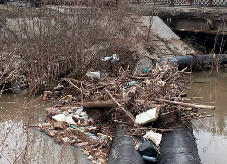 Туляки пожаловались на горы мусора в реке Воронке у Красноармейского проспекта