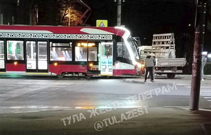 В Туле на улице Волкова столкнулись трамвай и «Газель»