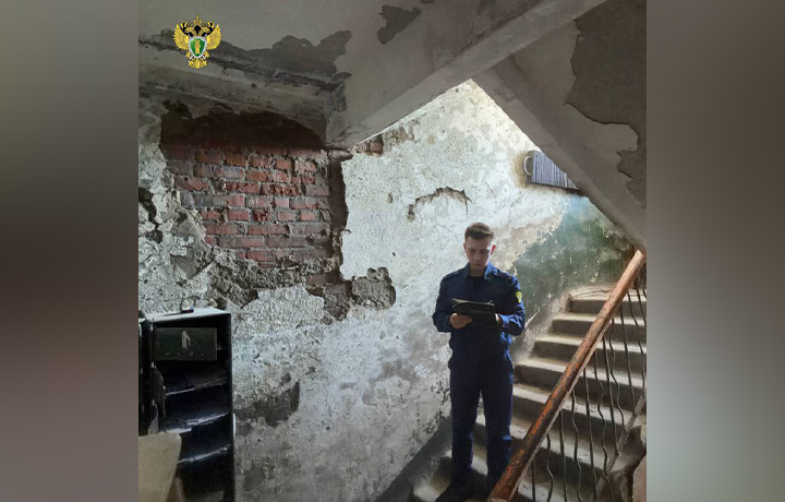 Жители дома на Фрунзе в Туле пожаловались на аварийное состояние подъездов