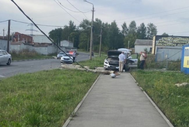 На Новомедвенском проезде в Туле водитель Lexus врезался в столб