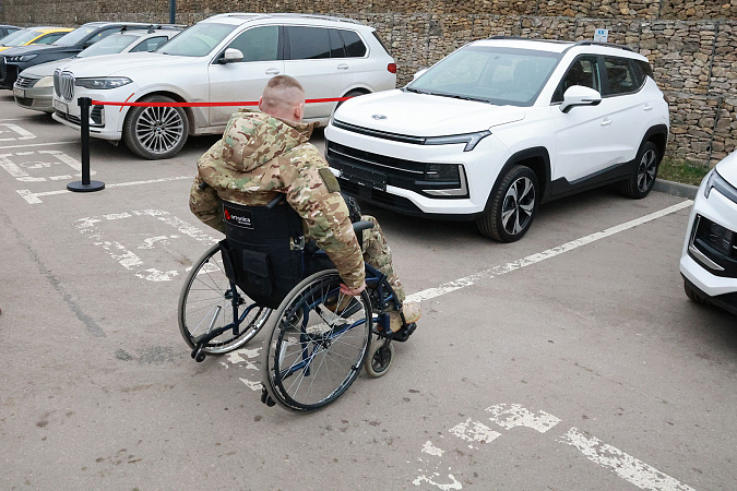 В Туле ветераны СВО получили автомобили с ручным управлением