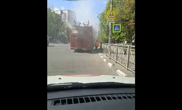 В Туле на дороге задымился пассажирский троллейбус
