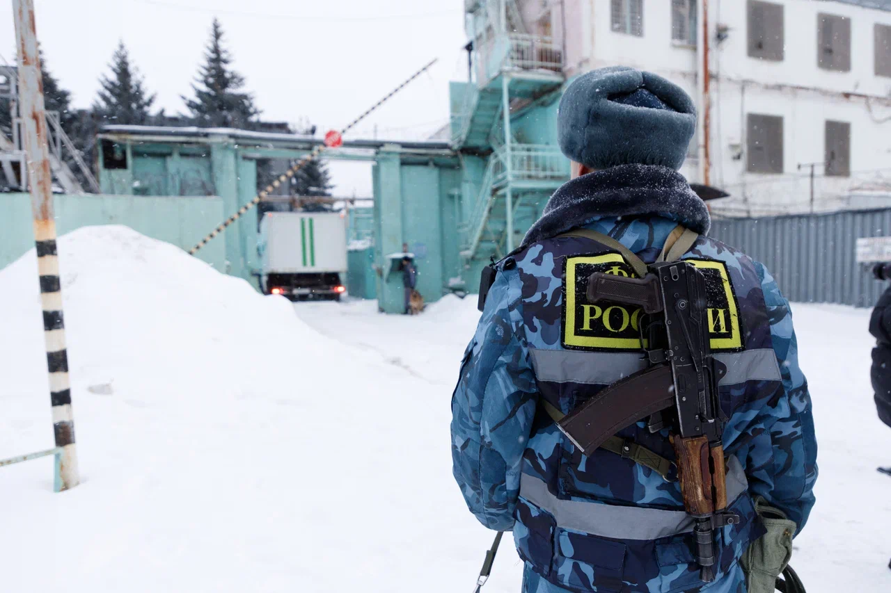 Житель Тульской области получил 5,5 лет колонии за смерть брата в ДТП: сел за руль без прав и не увидел яму на повороте