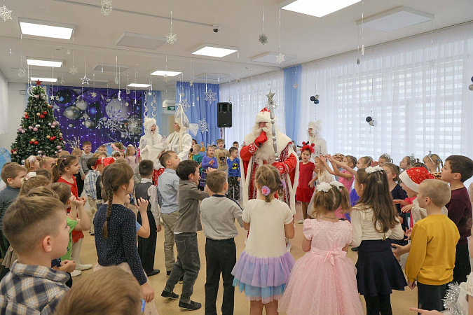 Тульская область передала юным жителям Мариуполя 1500 новогодних подарков