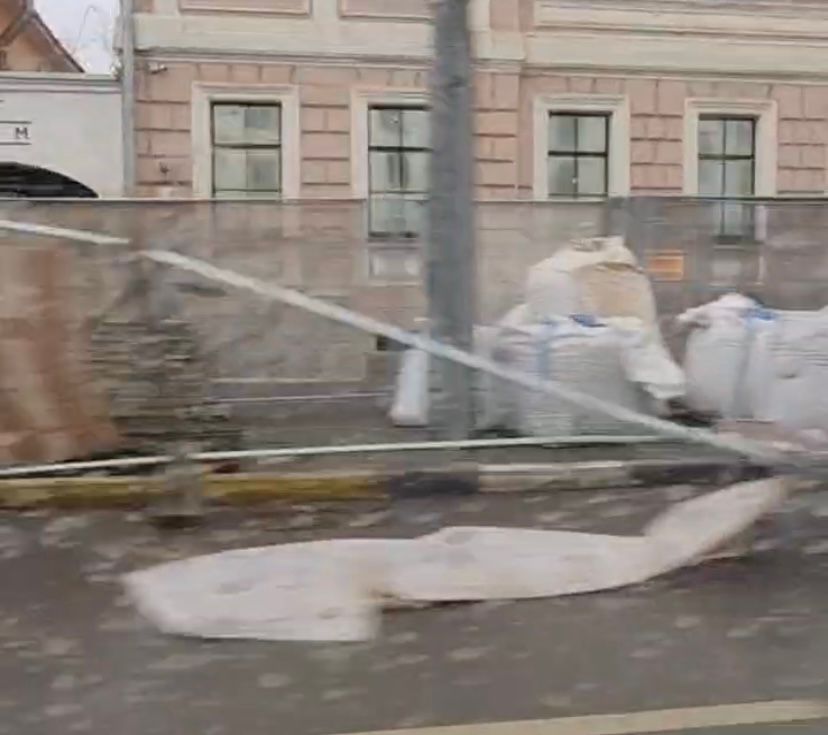 В Туле на проспекте Ленина рухнуло ремонтное ограждение