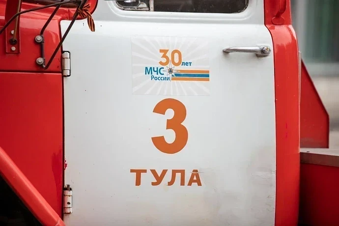 В Туле на улице Дмитрия Ульянова загорелась бытовка