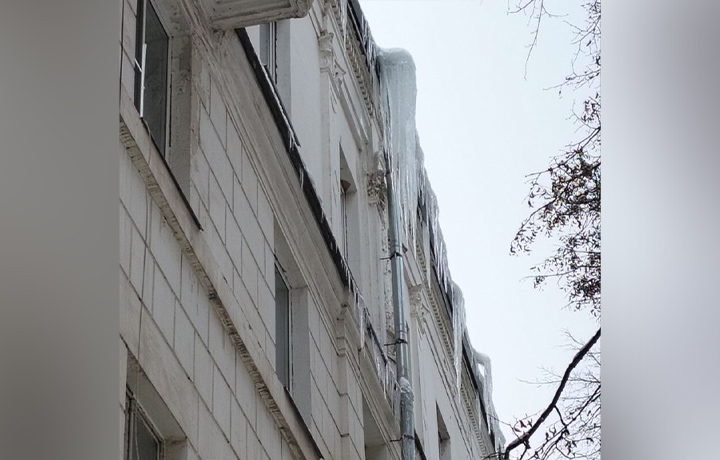 Туляки пожаловались на огромные сосульки, которые свисают с крыши дома на Металлургов