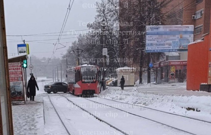 ДТП с участием трамвая произошло на улице Декабристов в Туле