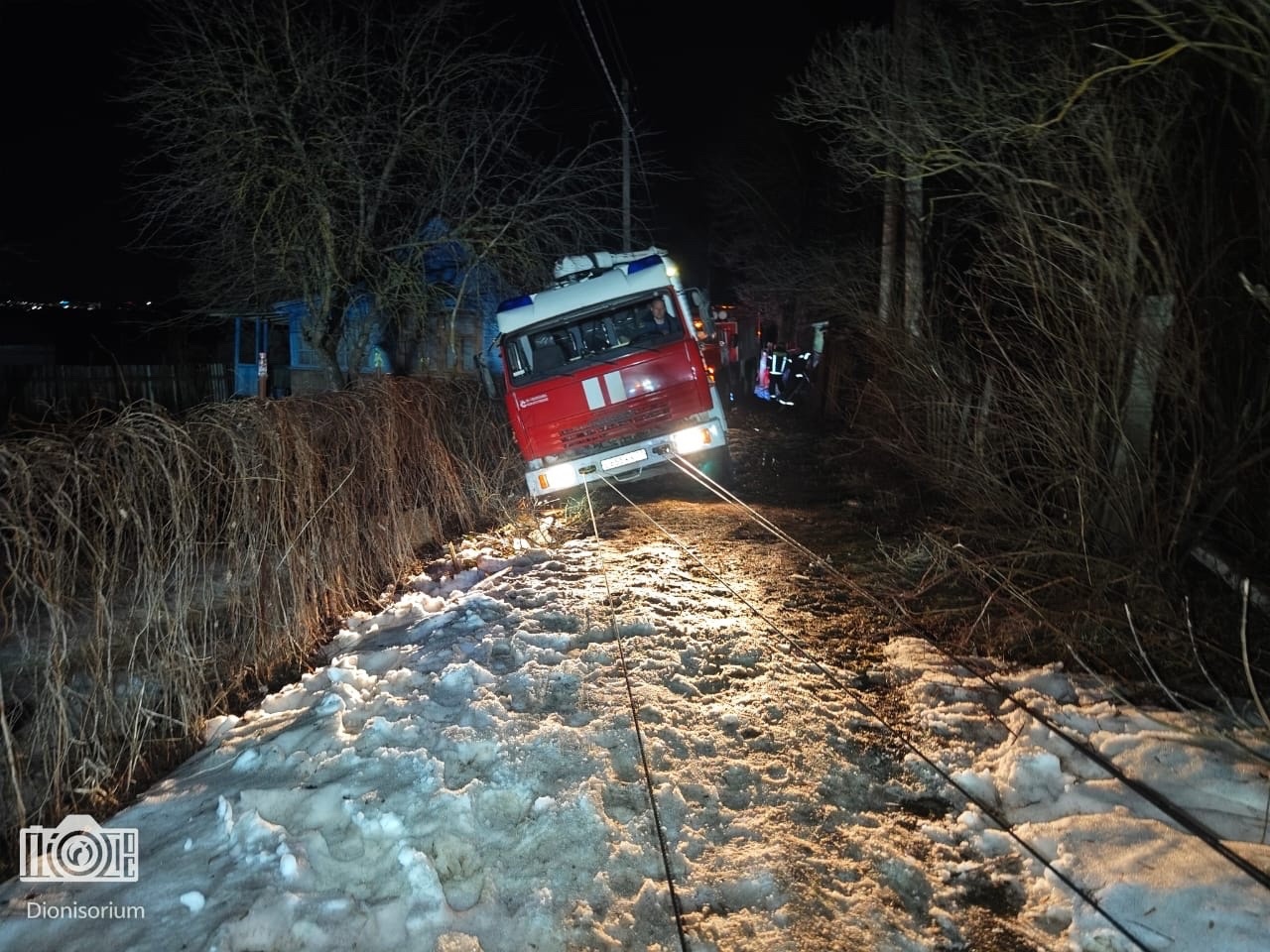 В Туле из грязи джипами вытащили две машины спасателей