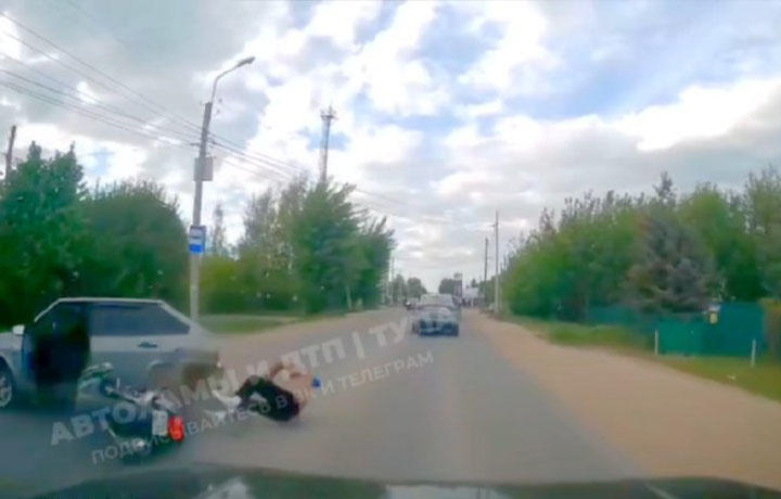 Момент ДТП с мотоциклистом в Новомосковске попал на видео