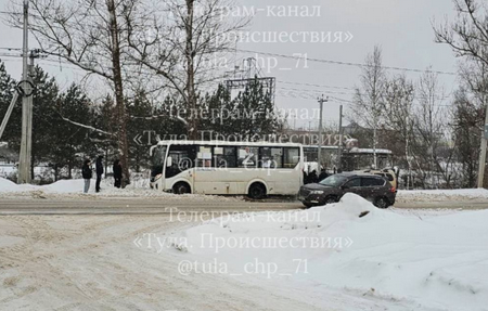 В посёлке Барсуки в Туле в ДТП попал рейсовый автобус