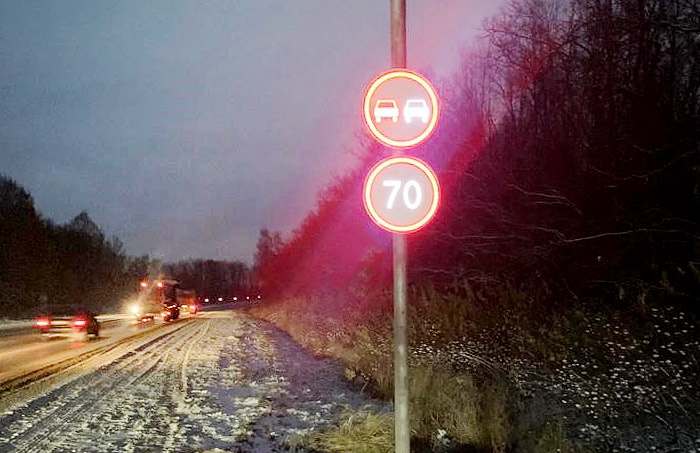 На опасных участках дорог в Тульской области устанавливают дорожные знаки с подсветкой