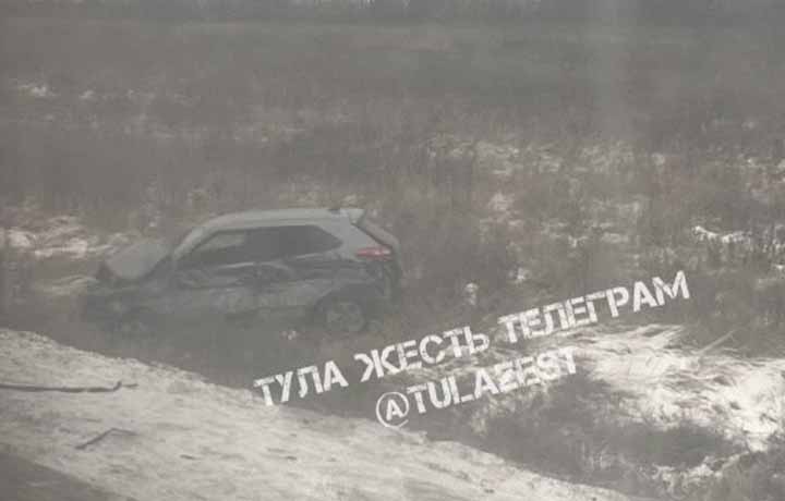 На Калужском шоссе в Туле кроссовер улетел в кювет, пострадали люди