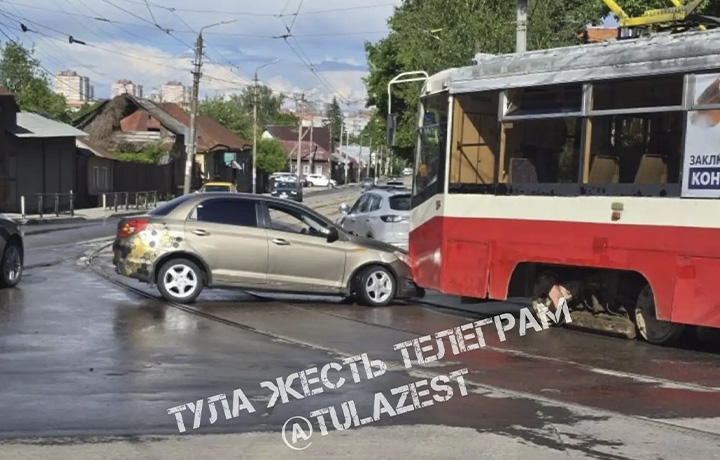 Легковушка залетела под трамвай в Красном Перекопе в Туле