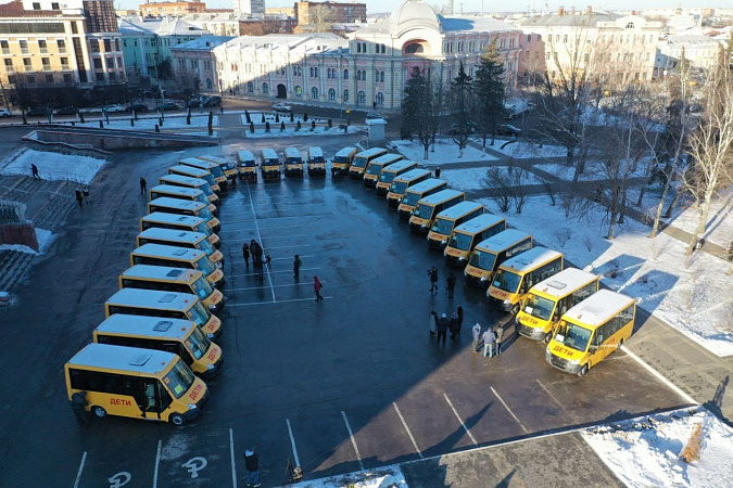 Губернатор Алексей Дюмин передал тульским школам 30 новых автобусов