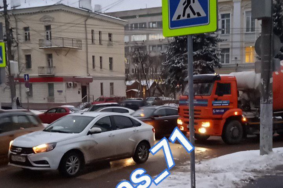 На улице Льва Толстого в Туле собралась пробка из-за ДТП "КАМАЗа" и легковушки