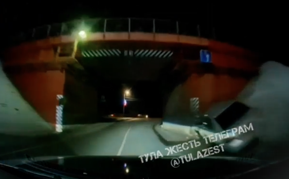 В Туле легковушка протаранила опору ЛЭП