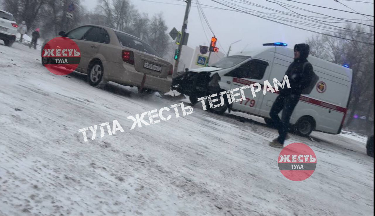 На улице Дмитрия Ульянова в Туле столкнулись легковушка и карета СМП