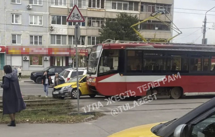 Такси и трамвай столкнулись на улице Металлургов в Туле