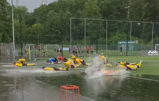 Футболисты тульского «Арсенала-2», игравшие в сильный ливень, после победы искупались в лужах