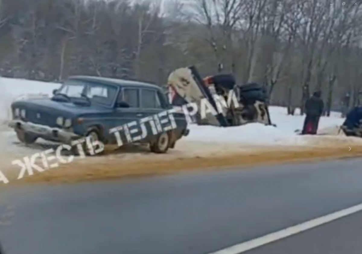 Две снегоуборочные машины улетели в кювет в Тульской области 16 февраля