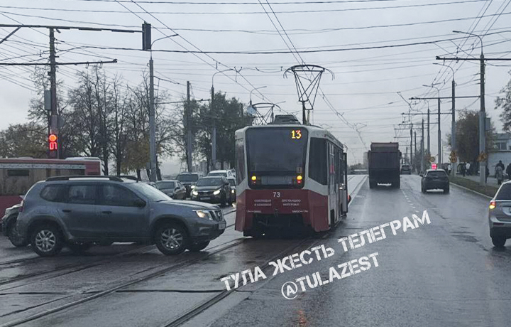 В Туле на улице Пролетарской встали трамваи