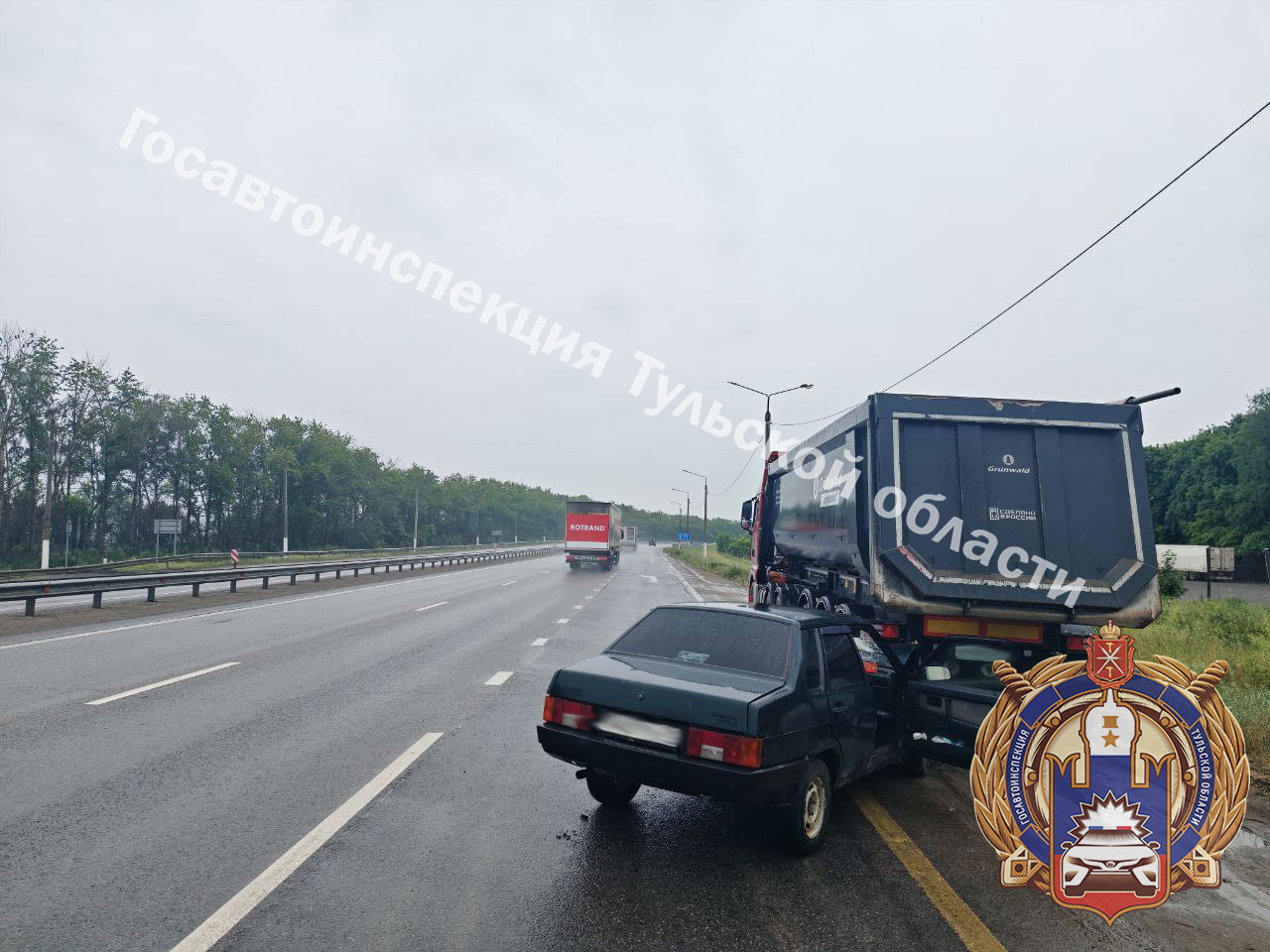 ВАЗ врезался в автопоезд на трассе "Дон" в Тульской области – пассажир легковушки в больнице